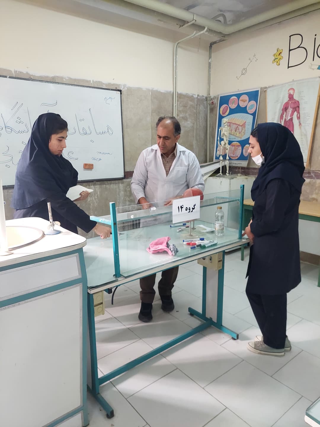 حضور دانش اموزان در ازمایشگاه (زیست-فیزیک-شیمی)