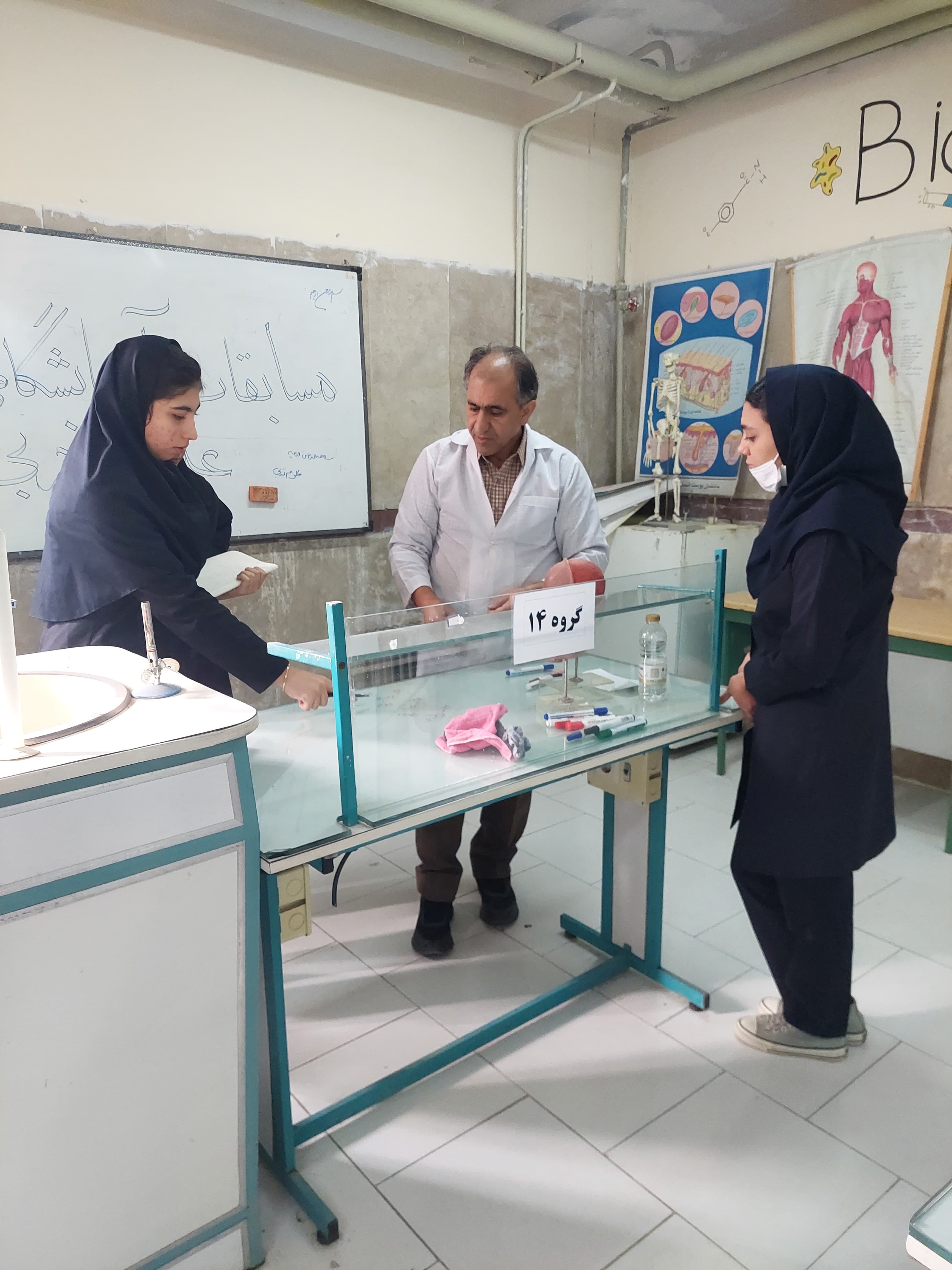 حضور دانش اموزان در ازمایشگاه (زیست-فیزیک-شیمی)