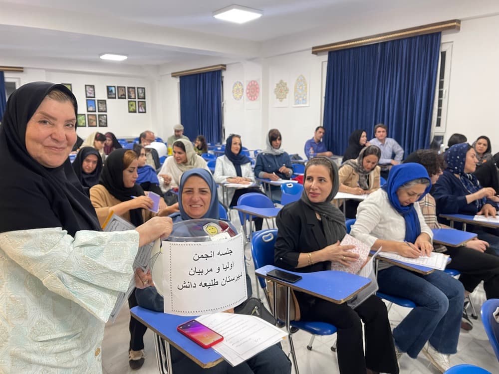 برگزاری جلسه انجمن اولیا و مربیان در هفته پیوند اولیا و مربیان در مدرسه